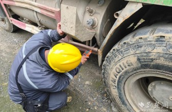 燃?xì)怆U(xiǎn)情急處置 多方聯(lián)動(dòng)保平安——襄陽(yáng)華潤(rùn)燃?xì)獬晒鈨奢vLNG渣土車泄漏隱患